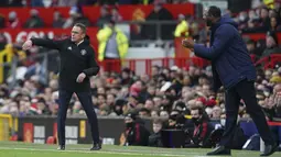 Laga ini bakal merupakamn debut Ralf Rangnick sebagai manajer sementara Manchester United. Dia tentu bertekad untuk menjaga momentum kemenangan seperti yang baru skuad Setan Merah raih pada laga terakhir saat menjamu Arsenal. (AP Photo/Jon Super)