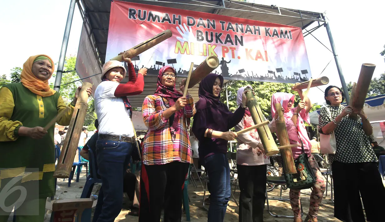 Puluhan warga melakukan aksi '1000 Kentongan Melawan Pengosongan Paksa' di Manggarai, Jakarta, Minggu (30/7). Mereka memprotes rencana pengosongan rumah yang dilakukan PT KAI terhadap rumah negara yang dihuni pensiunan. (Liputan6.com/Angga Yuniar)
