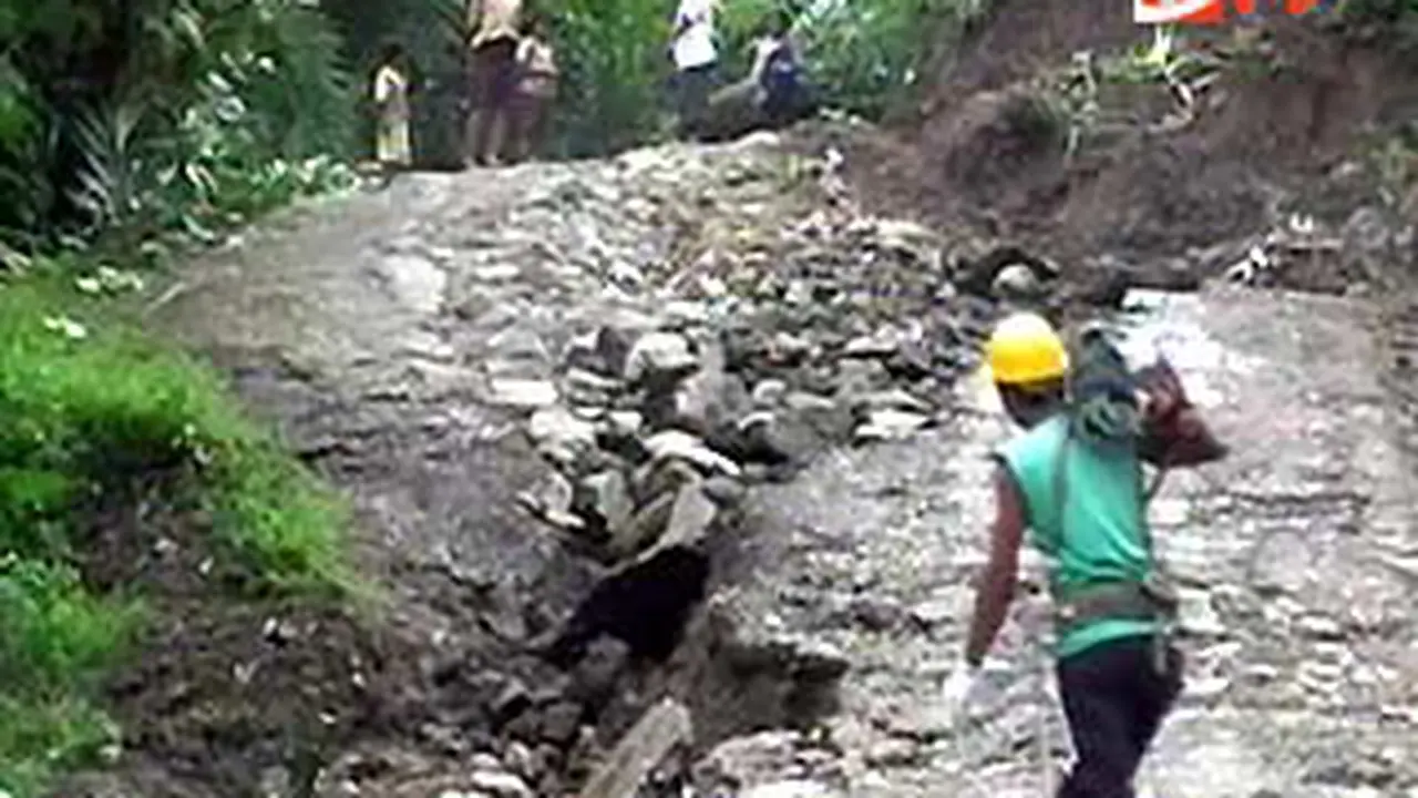 110403terk2-tanahretak.jpg