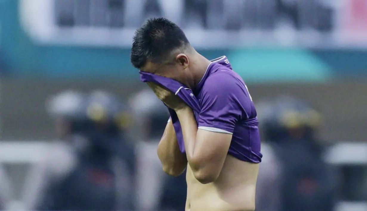 Bek Persita Tangerang, Rico Sanjaya, menangis usai ditaklukkan Kalteng Putra pada laga Liga 2 di Stadion Pakansari, Jawa Barat, Selasa (4/12). Kalteng menang 2-0 atas Persita. (Bola.com/M. Iqbal Ichsan)