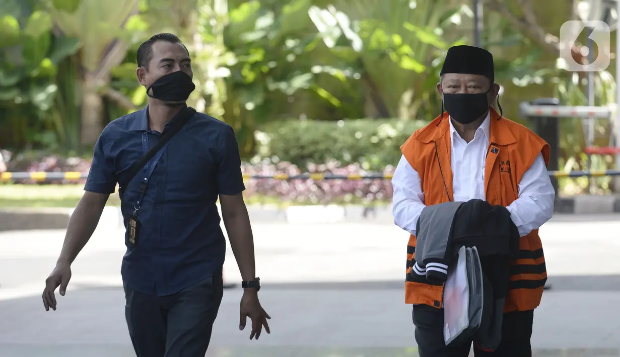 Bupati nonaktif Sidoarjo Saiful Ilah (kanan) tiba di Gedung KPK, Jakarta, Selasa (7/4/2020). Saiful Ilah akan menjalani pemeriksaan lanjutan sebagai tersangka untuk melengkapi berkas terkait dugaan menerima suap proyek infrastruktur di Dinas PUPR Kabupaten Sidoarjo. (merdeka.com/Dwi Narwoko)