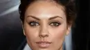 Heterokromia yang dialami Mila Kunis disebabkan inflamasi kronis pada selaput mata. Warna matanya berbeda yaitu hijau dan cokelat muda. [Foto: Instagram/ Emilia Clarke]
