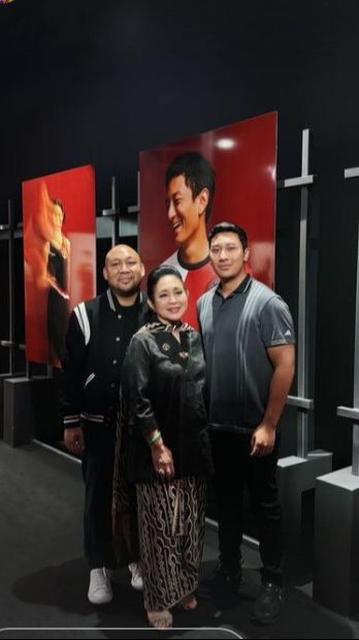 Putra Tommy Soeharto terlihat gagah mengenakan polo shirt dipadukan jeans hitam.