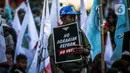 Massa Partai Buruh dan Serikat Petani menggelar aksi unjuk rasa di kawasan Patung Kuda, Jakarta, Selasa (26/3/2023). (Liputan6.com/Faizal Fanani)