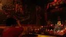 Jelang perayaan Cap Go Meh, salah satu warga keturunan Tionghoa melakukan sembahyang di Vihara Dhanagun, Bogor, Jawa Barat, Kamis (5/3/2015). Perayaan Cap Go Meh di Kota Bogor diiringi pesta rakyat. (Liputan6.com/Helmi Fithriansyah)