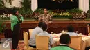 Presiden Joko Widodo menjawab pertanyaan tukang ojek saat acara makan siang di Istana Negara, Jakarta, Selasa (1/9/2015). Setidaknya ada 100 para pekerja di sektor transportasi yang diundang dalam jamuan tersebut. (Liputan6.com/Faizal Fanani)