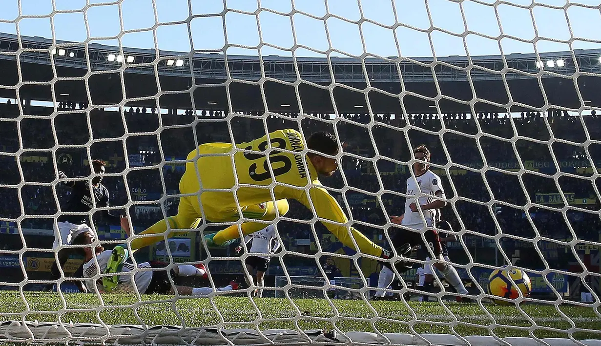 Gianluigi Donnarumma gagal menghalau bola yang masuk ke gawangnya saat bertanding melawan Hellas Verona pada lanjutan Liga Italia di stadion Bentegodi, Italia, (17/12). Milan takluk 3-0 atas Verona. (Simone Venezia/ANSA via AP)