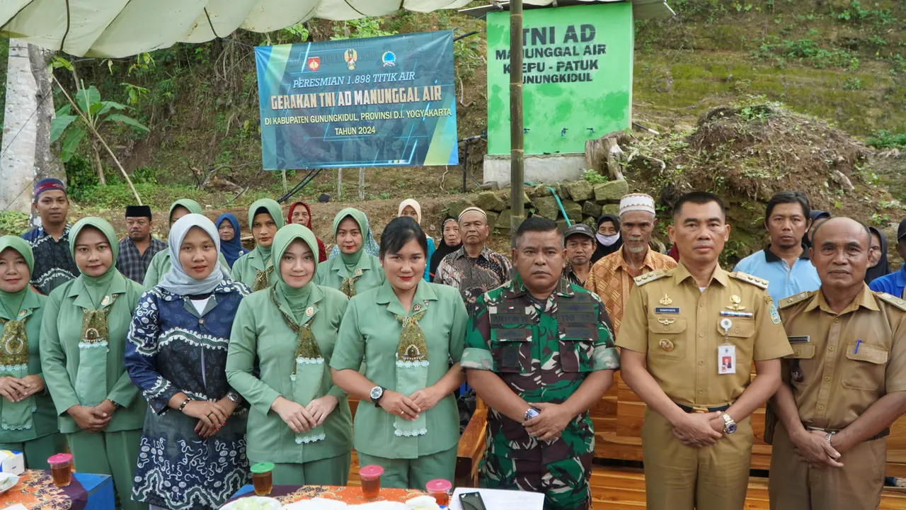 Bupati bersama Komandan Kodim 0730 saat resmikan suber air bersih warga