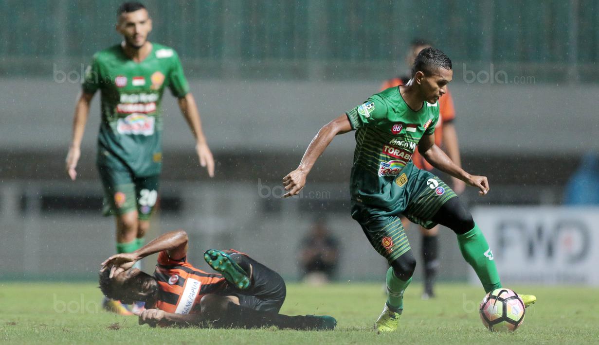 Aksi Abduh Lestaluhu (kanan) merebut bola dari  pemain Perseru Serui, Ronaldo Mesido pada lanjutan Liga 1 2017 di Stadion Pakansari, Bogor (07/10/2017). PS TNI menang 2-1. (Bola.com/Nicklas Hanoatubun)