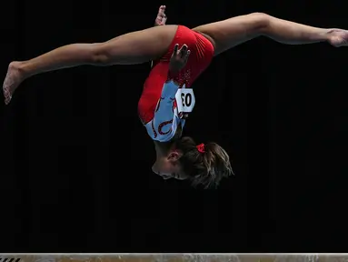 Aksi atlet Indonesia, Rifda Irfanaluthfi pada Senam Artistik SEA Games 2017 di Kuala Lumpur, (21/8/2017). (AFP/Mohd Rasfan)