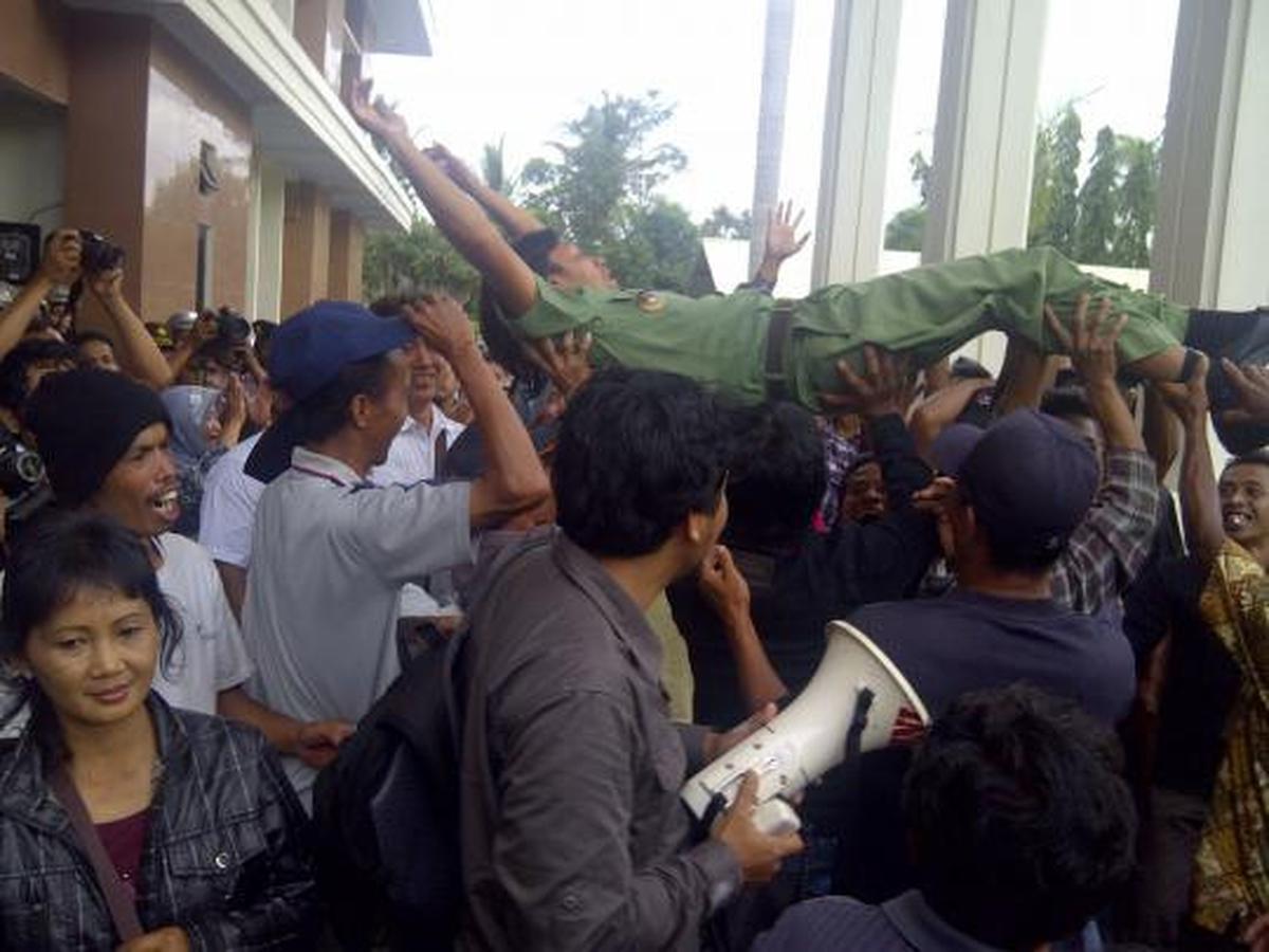 Divonis bebas, 2 terdakwa kasus bambu diarak ratusan warga