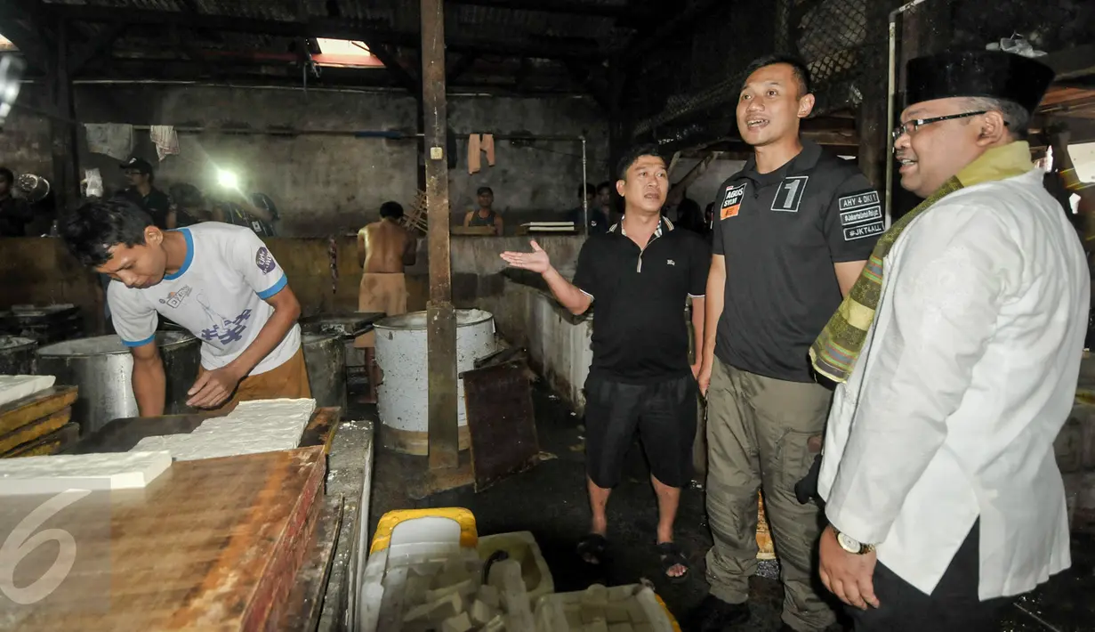 Calon Gubernur DKI Jakarta, Agus Harimurti Yudhoyono melihat tempat produksi tahu di kawasan Tegal Parang, Mampang Prapatan, Jakarta Selatan, Rabu (14/12). (Liputan6.com/Yoppy Renato)