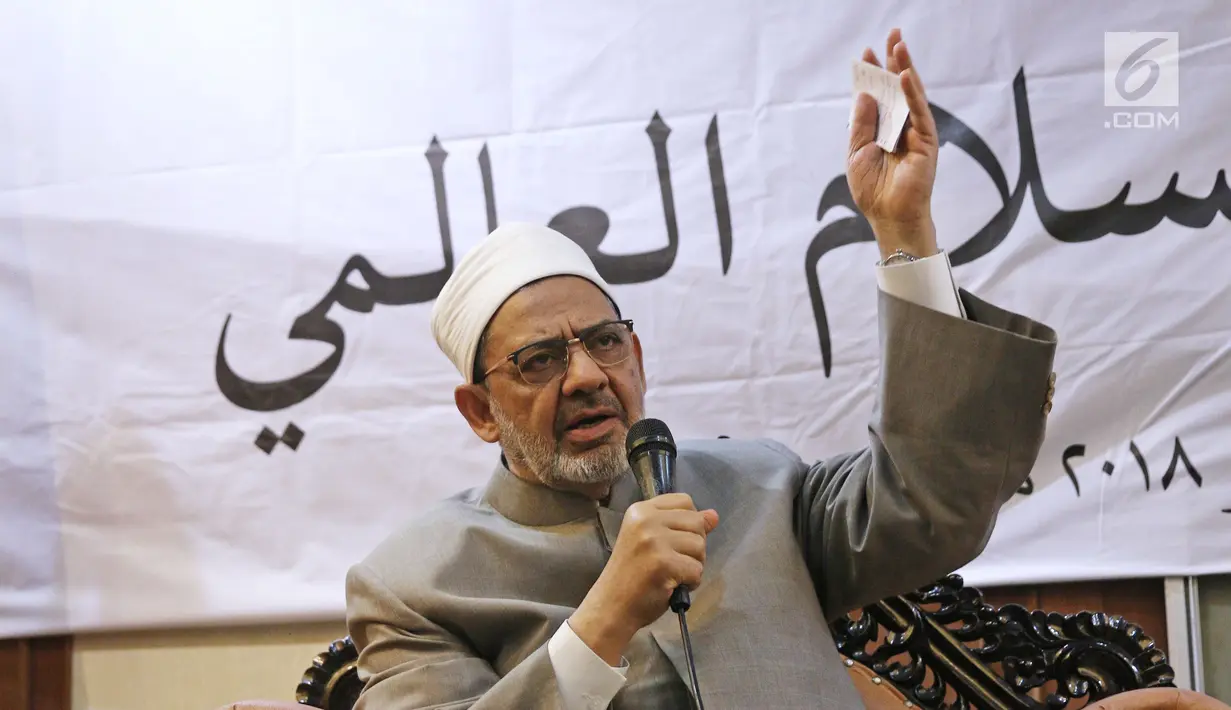 Grand Syeikh Al Azhar Mesir Ahmad Muhammad Ath-Thayeb  memberi sambutan saat melakukan pertemuan dengan pengurus PBNU di gedung PBNU, Jakarta, Rabu (2/5). (Liputan6.com/Herman Zakharia)