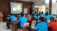 Pemain Semen Padang mendapat bekal sisi nonteknis dengan sesi sharing jelang menjamu Perseru, Kamis (26/10/2017). (Bola.com/Arya Sikumbang)