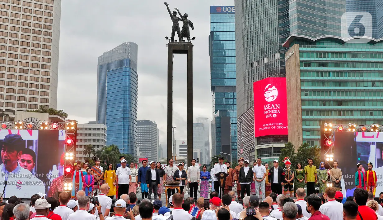 Presiden Joko Widodo (tengah) bersama jajaran menteri dan para duta besar negara-negara anggota Asean serta non-Asean saat membuka acara Kick Off ASEAN Indonesia 2023 di Bundaran HI, Jakarta, Minggu (29/1/2023). Acara tersebut merupakan 'kick off' keketuaan Indonesia dalam ASEAN 2023 yang puncaknya akan berlangsung dua kali, yakni Konferensi Tingkat Tinggi (KTT) ASEAN pada Mei 2023 di Labuan Bajo, Provinsi Nusa Tenggara Timur (NTT) dan KTT ASEAN Plus di Jakarta pada September 2023. (Liputan6.com/Angga Yuniar)
