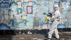 Petugas PMI menyemprotkan disinfektan sebagai upaya pencegahan COVID-19 di SDN Petojo Utara 01, Kecamatan Gambir, Jakarta, Kamis (3/2/2022). Pemerintah melalui Kemendikbud Ristek mengizinkan Pemprov DKI Jakarta menghentikan pelaksanaan PTM 100 persen menjadi 50 persen. (merdeka.com/Iqbal S. Nugroho)