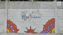 Mural bertemakan Asian Games 2018 menghiasi sebuah tembok di kawasan Jati Padang Utara, Jakarta, Sabtu (12/5). Mural tersebut dibuat untuk mensosialisasikan perhelatan olahraga Asian Games ke 18 di Jakarta dan Palembang. (Liputan6.com/Herman Zakharia)