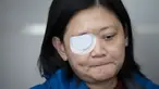Jurnalis  Indonesia yang tertembak di Hong Kong, Veby Mega Indah saat wawancara dengan The Associated Press di distrik Wan Chai pada 4 Desember 2019. Veby (39), mendesak kepolisian setempat membuka identitas anggota polisi yang menembaknya agar ia bisa menggugat secara pribadi. (AP/Vincent Thian)