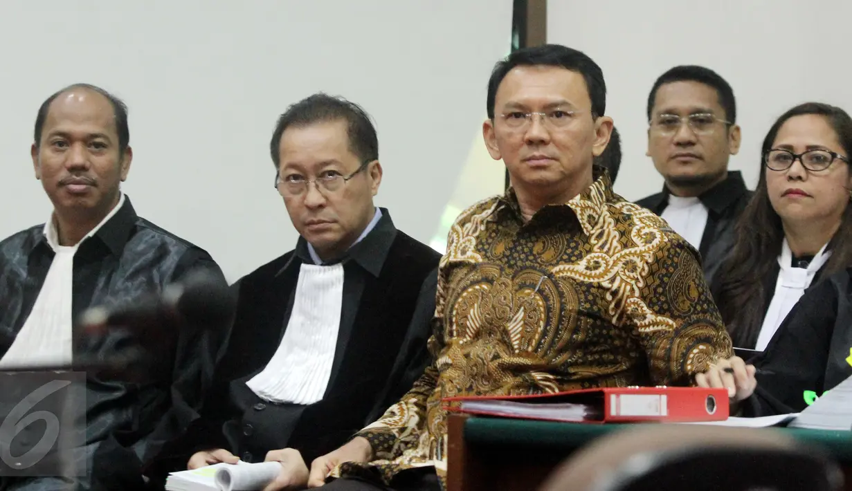 Ekspresi Basuki T Purnama saat menjalani persidangan Lanjutan di Kementan, Jakarta Selatan, Selasa (17/1). Sidang ke-6 mendengarkan empat keterangan saksi dari pihak penuntut umum. (Liputan6.com/Resa Esnir/Pool)
