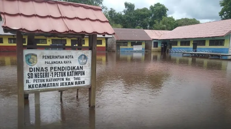 Debit air Sungai Rungan dan Sungai Kahayan di Kota Palangkaraya, Kalimantan Tengah (Kalteng) terus naik. Akibatnya, sejumlah wilayah kelurahan di kota tersebut banjir karena luapan air sungai.