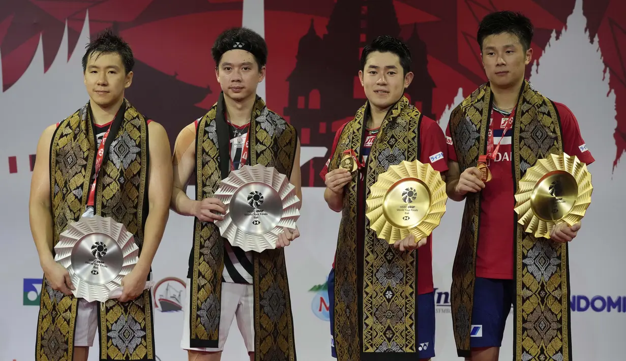 Pasangan ganda putra Indonesia Kevin Sanjaya/Marcus Gideon harus puas menjadi runner up BWF World Tour Finals 2021 setelah kalah dari Takuro Hoki/Yugo Kobayashi. (AP Photo/Dita Alangkara)