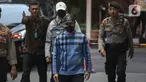Penjabat (Pj) Wali Kota Pekanbaru, Risnandar Mahiwa (depan) dan Sekretaris Daerah Kota Indra Pomi Nasution (topi putih) saat tiba di Gedung Merah Putih Komisi Pemberantasan Korupsi (KPK), Jakarta, Selasa (3/12/2024). (Liputan6.com/Angga Yuniar)