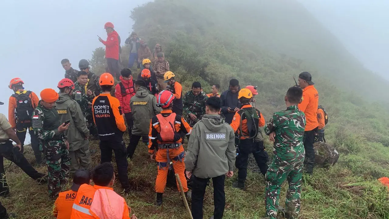 Pencarian korban pesawat ATR 42-500 di Gunung Bulusaraung