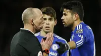 Penyerang Chelsea, Diego Costa, memprotes keputusan wasit, Mike Dean, saat laga Liga Premier Inggris melawan Watford. The Blues hanya memiliki dua kali kesempatan tembakan ke arah gawang. (Reuters/John Sibley)