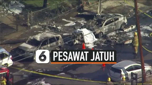 VIDEO: Pesawat Jatuh Hantam Mobil Yang Parkir di Jalan
