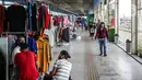 Suasana di Jembatan Penyeberangan Multiguna atau Skybridge Tanah Abang, Jakarta, Jumat (19/6/2020). Kendati pusat perbelanjaan telah dibuka sejak 15 Juli 2020, aktivitas jual beli di Skybridge Tanah Abang terpantau sepi. (Liputan6.com/Faizal Fanani)