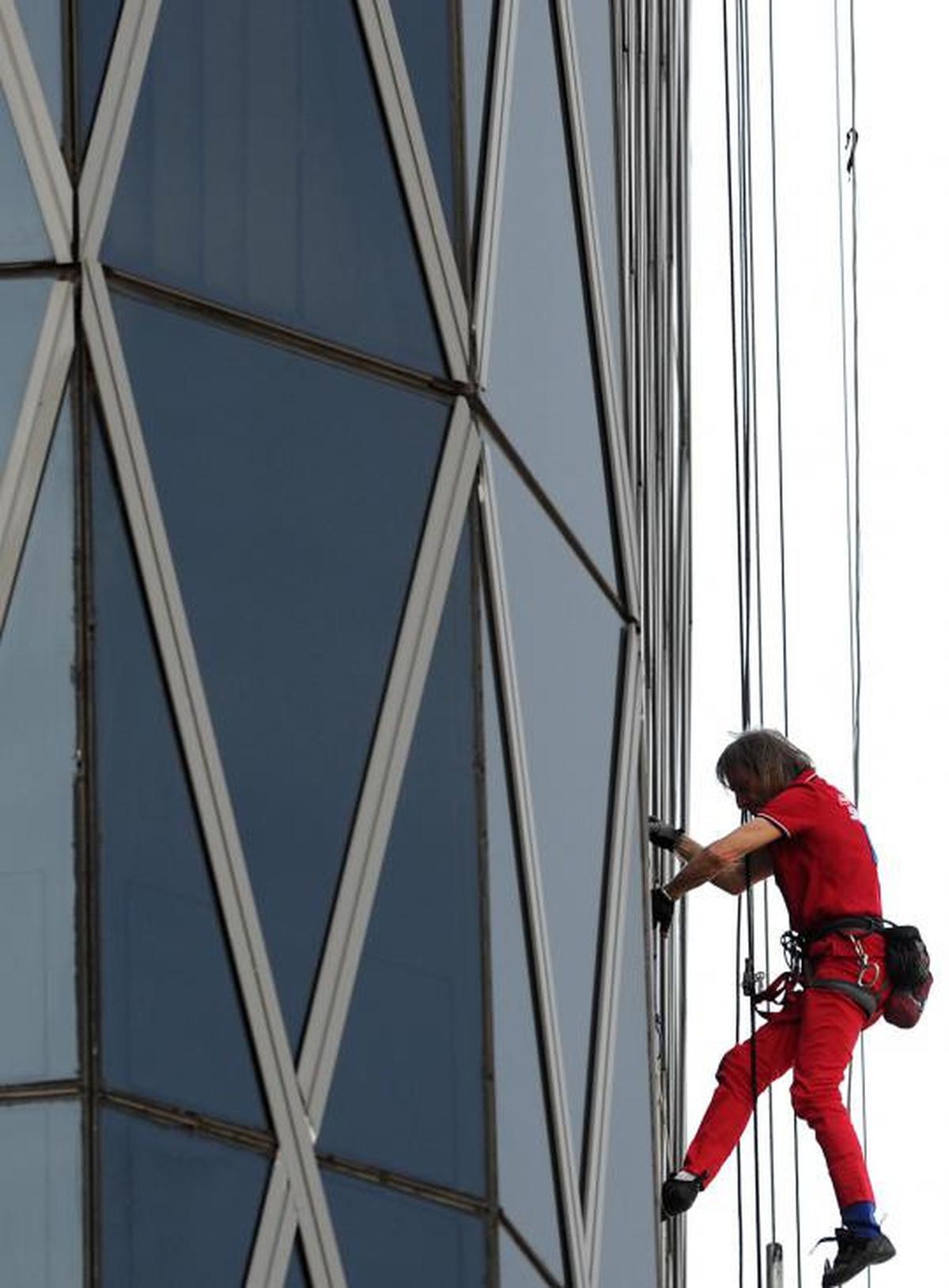 Aksi Spiderman panjat Bakrie Tower