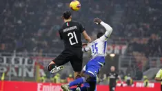 Striker AC Milan, Zlatan Ibrahimovic  (kiri) berusaha menyundul bola dari kawalan bek Sampdoria, Omar Colley pada pertandingan lanjutan Liga Serie A Italia di stadion San Siro (6/1/2020). Ibahimovic menjalani debutnya kembali bersama AC Milan setelah dikontrak enam bulan. (AP Photo/Antonio Calanni)