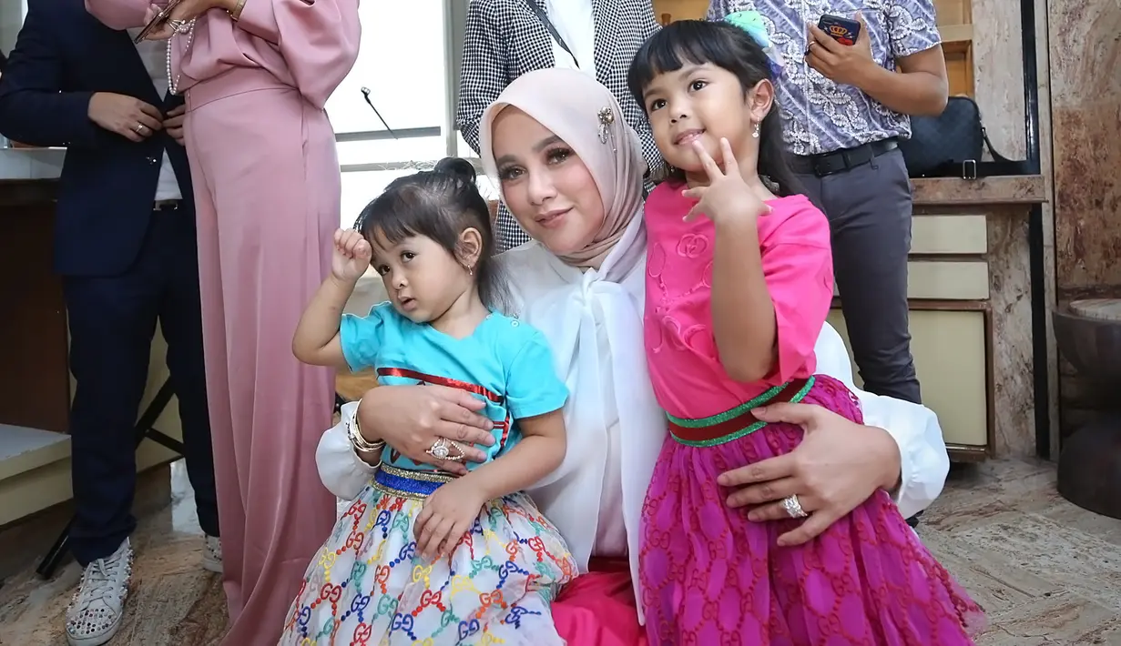 Lebih lanjut, untuk desain sendiri Olla Ramlan mengatakan tak hanya sebagai cincin, gelang atau kalung saja. Namun juga bisa dipakai untuk pengguna kerudung, yaitu bros. (Bambang E.Ros/Fimela.com)