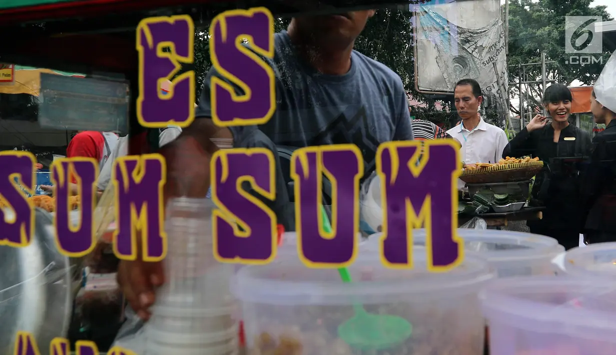 Pedagang melayani pembeli di Pasar Takjil Kebon Kacang, Jakarta, Senin (29/5). Meski berada di gang sempit di antara gedung-gedung Pasar tersebut menjadi lokasi favorit warga yang bekerja di perkantoran sekitar. (Liputan6.com/Johan Tallo)
