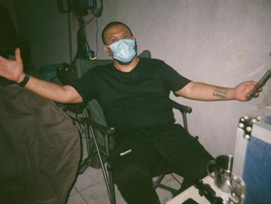 Kesuksesan Pengabdi Setan 2: Communion mendulang 5 juta penonton hanya dalam 12 hari membuat publik makin penasaran dengan film karya sineas Joko Anwar ini. Selasa (16/8/2022), Endy Arfian, pemeran Toni di dunia Pengabdi Setan membagikan sejumlah foto para pemain di sela pengambilan gambar, di sebuah rumah susun tua. (Foto: Dok. Instagram @endyarfian22)