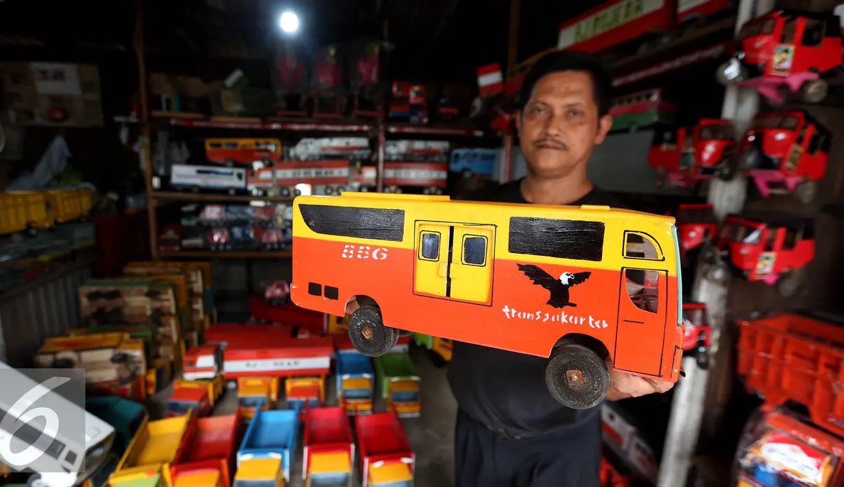 Pedagang mainan kayu memperlihatkan barang dagangannya di kawasan Kalibata, Jakarta, Selasa (18/10). Mainan kayu tradisional semacam ini di jual dengan harga 75 ribu sampai 200 ribu. (Liputan6.com/Johan Tallo)