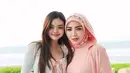 Bella Shofie terlihat dekat dengan putri sambungnya, terutama si bungsu. Hubungan mereka kini seperti kakak adik yang saling mendukung dan akrab. Kehangatan ini membuktikan bahwa hubungan mereka semakin harmonis. (Liputan6.com/IG/@bellashofie_rigan)