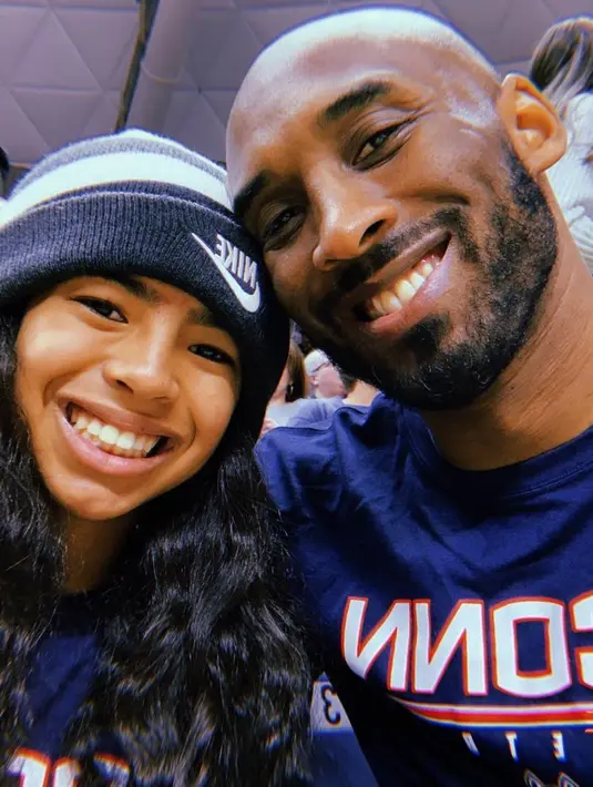 Seperti yang diketahui, Gigi juga mengikuti jejak ayahnya, yakni sebagai pemain basket. Melihat dari akun Instagram Kobe, keduanya memang terlihat sangat dekat. Terlebih, Kobe juga menjadi pelatih sang anak. (Instagram/kobebryant)