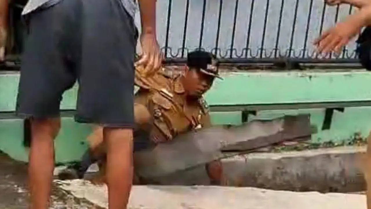 lurah di medan didorong warga sampai jatuh ke parit