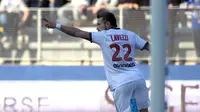 Ezequiel Lavezzi melakukan selebrasi gol yang dicetaknya (AFP/Pascal Pochard-Casabianca)