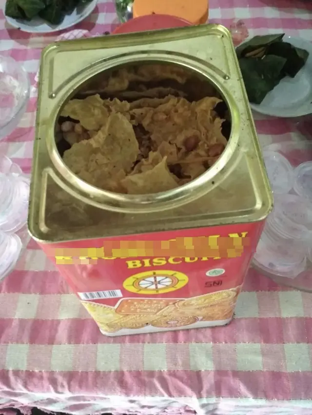 6 Potret Kocak Isian Wadah Makanan Ringan saat Lebaran Tak Sesuai Ekspektasi