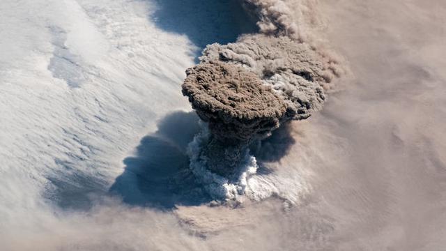 Letusan Gunung Berapi Rusia Bikin Matahari Terbit Dan