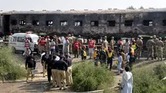 Tentara Pakistan memeriksa kereta yang hangus akibat terbakar di Liaquatpur, Pakistan (31/10/2019). Kebakaran besar melanda tiga gerbong kereta yang bepergian di provinsi Punjab timur negara itu. (AP Photo/Siddique Baluch)