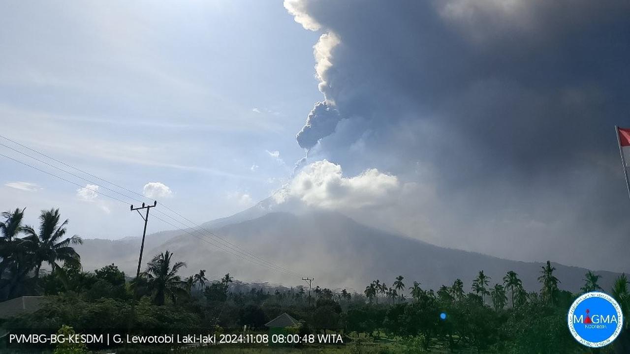 Gunung Lewotobi Laki-Laki meletus dahsyat