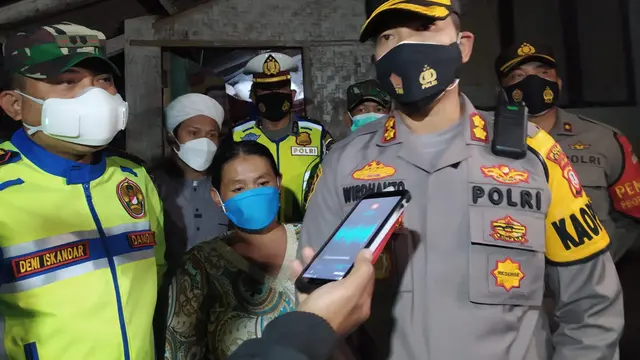 Wakil Ketua Satgas Covid-19 AKBP Wirdhanto didampingi Dandim 0611 Garut Letkol Deni Iskandar memberikan penjelasannya kepada media mengenai kegiatan bansos untuk warga miskin di kampung Batu Susun, Desa Sukahati Kecamatan Cilawu, Garut, Jawa Barat.
