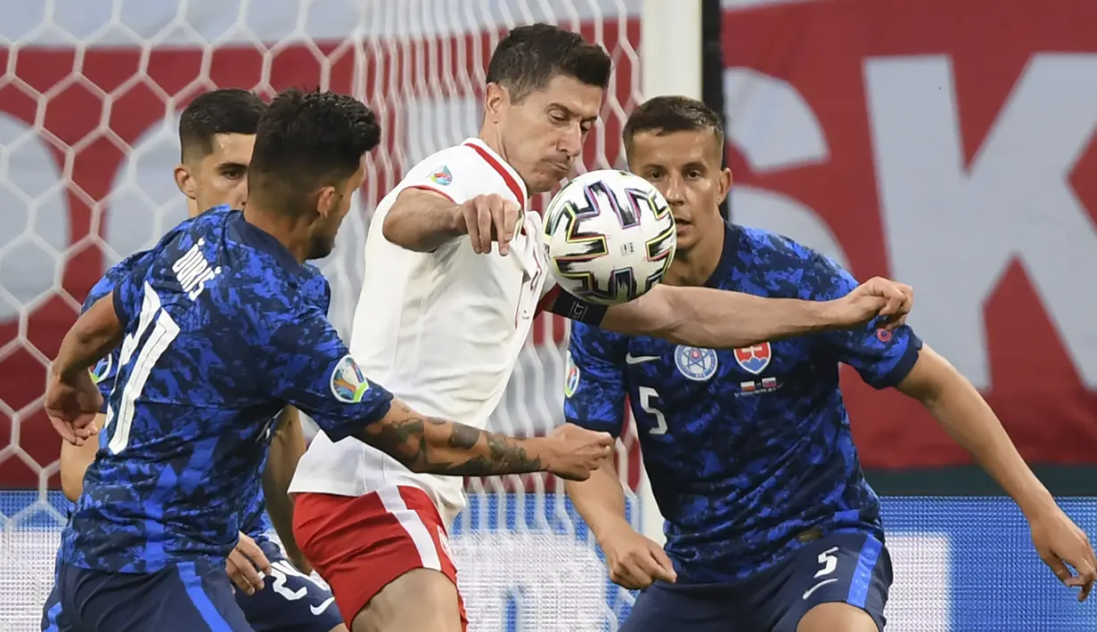 Robert Lewandowski. Striker Timnas Polandia ini telah mencetak 66 gol dari 118 caps untuk negaranya sebelum turnamen Euro 2020 berlangsung. Sayang, di laga perdana melawan Slovakia, ia belum mampu mencetak gol untuk Polandia dan kalah 1-2. (Foto: AP/Pool/Kirill Kudryavtsev)