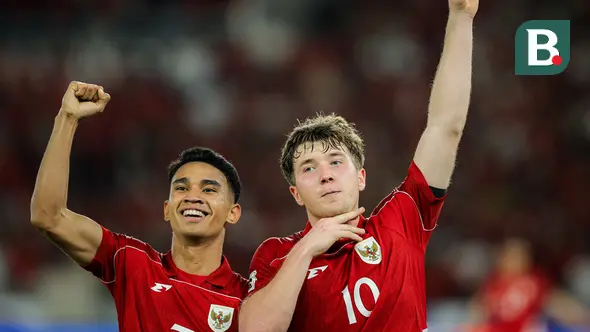 Dua pemain Timnas Indonesia, Marselino Ferdinan dan Ole Romeny, merayakan gol ke gawang Bahrain dalam laga Kualifikasi Piala Dunia 2026 zona Asia di Stadion Utama Gelora Bung Karno (SUGBK) Senayan, Jakarta, Selasa (25/3/2025) malam WIB. (Bola.com/Bagaskara Lazuardi)
