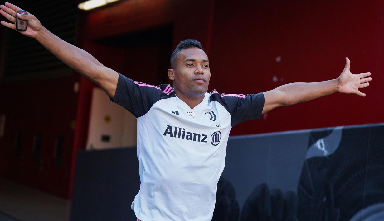 Bek kiri asal Brasil, Alex Sandro menjadi pemain tertua ketiga dalam skuad Juventus pada musim 2023/2024. Pemain yang didatangkan dari FC Porto pada awal musim 2015/2016 ini sama-sama berusia 32 tahun seperti Danilo, namun ia lebih tua sekitar enam bulan dibandingkan Danilo. Hingga kini, pemilik 40 caps bersama Timnas Brasil ini telah tampil dalam 311 laga bareng Juventus di semua ajang kompetisi dengan torehan 15 gol dan 33 assist. (AFP/Getty Images/Loren Elliott)