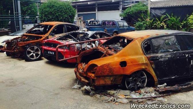 Truk Pengangkut Terbakar 4 Mobil Mewah Hangus Otomotif 