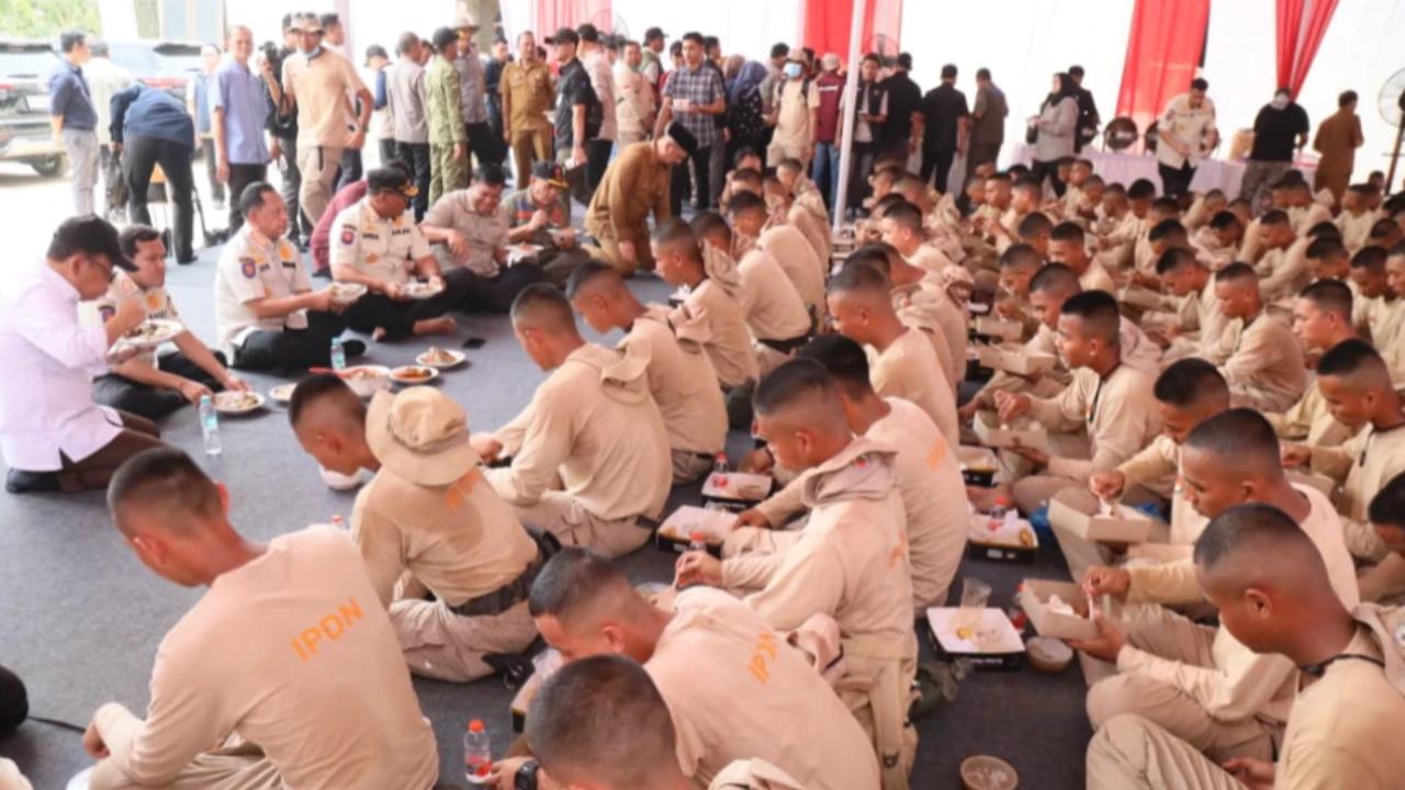 Hangat dan Sederhana, Momen Makan Siang Mendagri Bersama Praja IPDN di Tengah Tugas Kemanusiaan